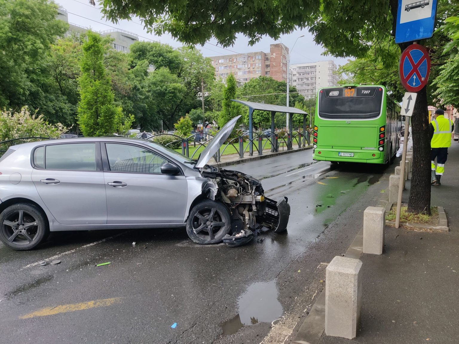 a intrat in autobuz accident grav pe bd timisoara la jumatatea drumului intre afi cotroceni si plaza romania stb linia 137 blocata 682845d9618ae