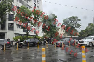 accident pe bulevardul aerogarii o masina a fost distrusa in partea din fata 6831dbc18e6a4