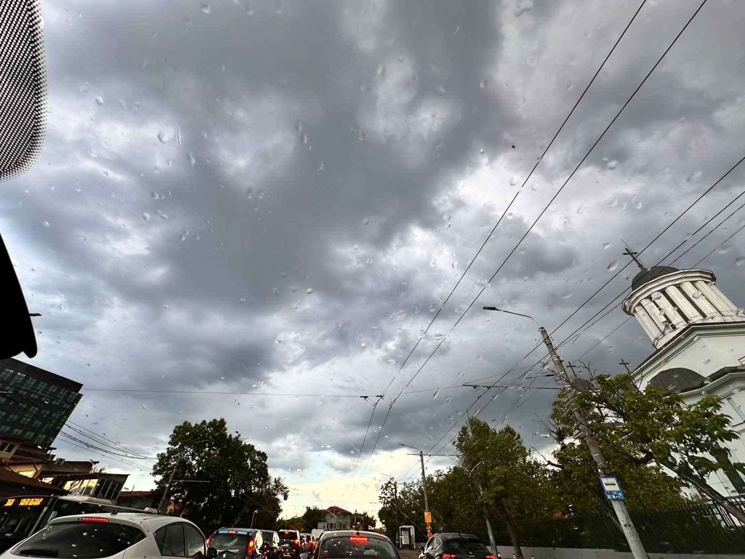 alerta meteo cod galben de ploi descarcari electrice vijelii si vant puternic in municipiul bucuresti in aceasta seara ce alte zone din sudul tarii vor mai fi afectate 682a1390d5b82