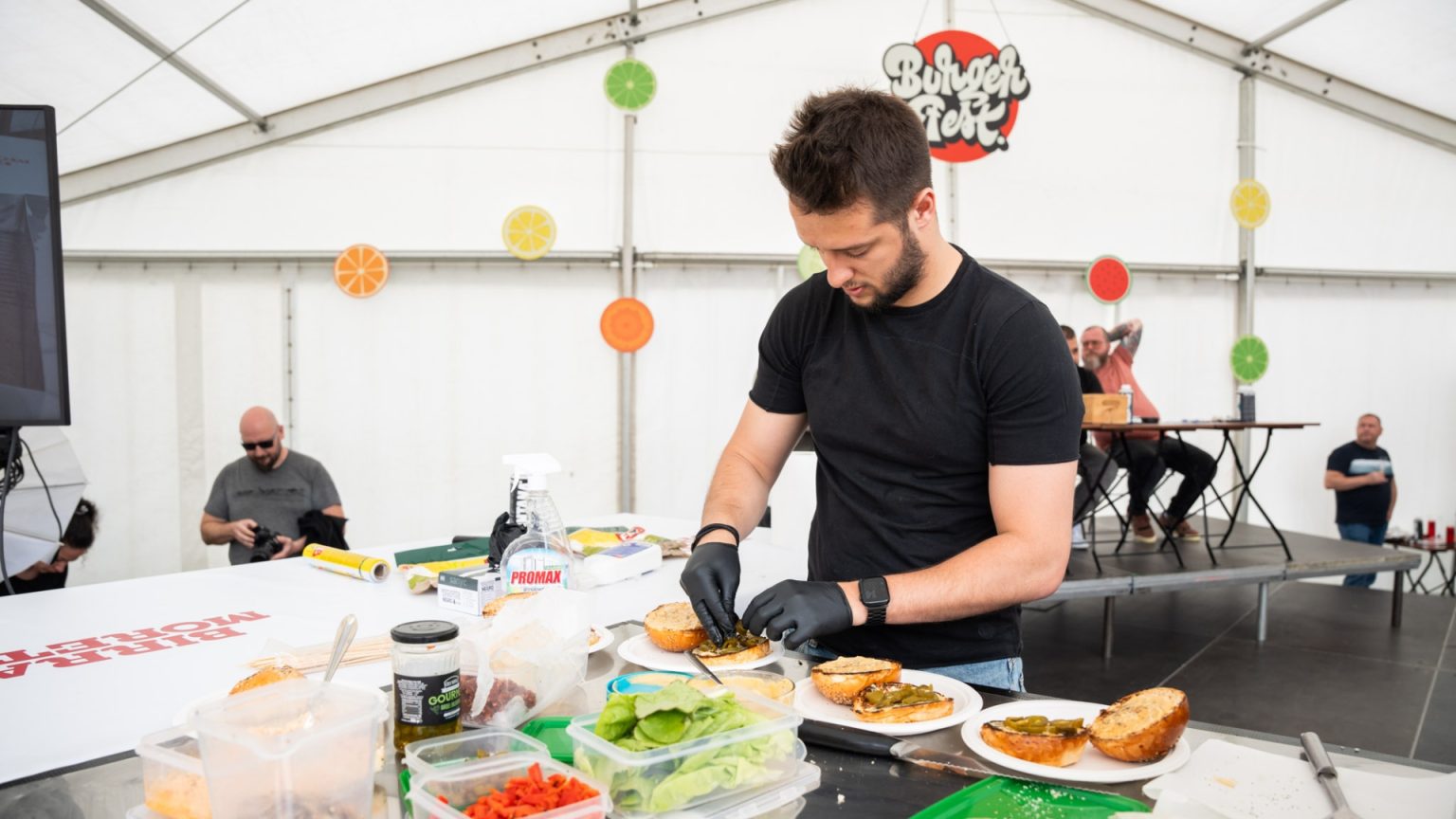 amanatul burger fest este acum in weekend intrarea e libera iar bucurestenii pot merge la festivalul de burgeri cu prietenii lor blanosi 682cb30a946f4