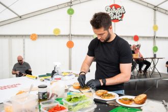 amanatul burger fest este acum in weekend intrarea e libera iar bucurestenii pot merge la festivalul de burgeri cu prietenii lor blanosi 682cb30a946f4