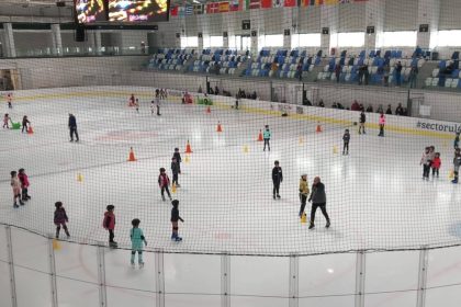 ateliere demonstratii sportive si recitaluri pe patinoarul berceni arena de ziua copilului este ultimul weekend din sezon inainte ca gheata sa fie topita 6839b323a4b78