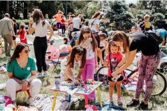 bazarul copiilor in weekend in parcul herastrau micii targoveti vor scoate la vanzare jucarii haine care le au ramas mici carti dar si tot felul de nimicuri facute de ei 683470a5cde87
