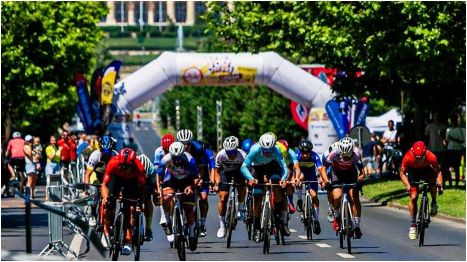 bicicletele pun stapanire in weekend pe bulevardul unirii e yolo jersey urban cycling fest cursa la care iau startul ciclisti faimosi copiii pot participa gratuit 6836f65b6f498
