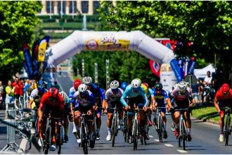 bicicletele pun stapanire in weekend pe bulevardul unirii e yolo jersey urban cycling fest cursa la care iau startul ciclisti faimosi copiii pot participa gratuit 6836f65b6f498