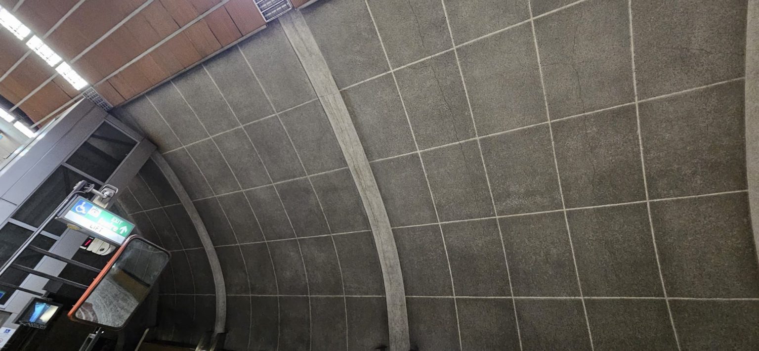 calatorii ingrijorati de crapaturile aparute la statia de metrou titan ce raspunde primaria capitalei 6827ac50b8709