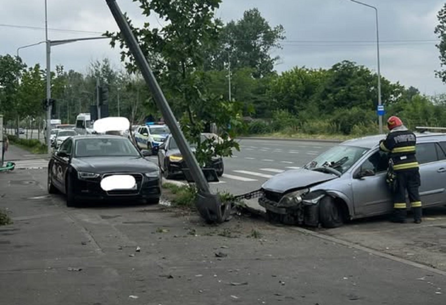 carambol in bucuresti pe bd grigorescu una dintre masinile implicate in accident s a izbit de un stalp de iluminat pe care l a facut zob 68319444e265c