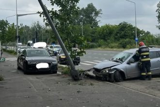 carambol in bucuresti pe bd grigorescu una dintre masinile implicate in accident s a izbit de un stalp de iluminat pe care l a facut zob 68319444e265c