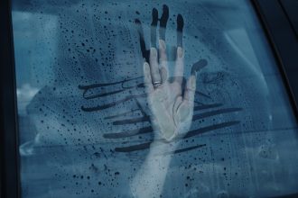 caz extrem de violenta domestica in bucuresti o femeie luata cu forta intr o masina de fostul iubit ea a evadat el si prietenii care l au ajutat prinsi intr o parcare 6835bfdebfb25