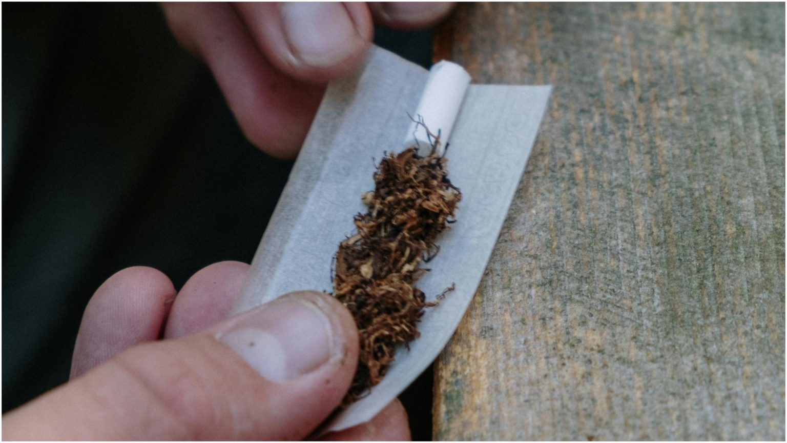 contrabanda printr o firma de curierat trei barbati din bucuresti si ilfov au fost retinuti dupa ce politistii au gasit aproape o tona de tutun la ei acasa 68349e627e9ca