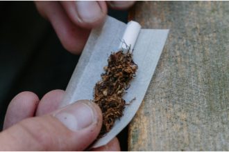 contrabanda printr o firma de curierat trei barbati din bucuresti si ilfov au fost retinuti dupa ce politistii au gasit aproape o tona de tutun la ei acasa 68349e627e9ca