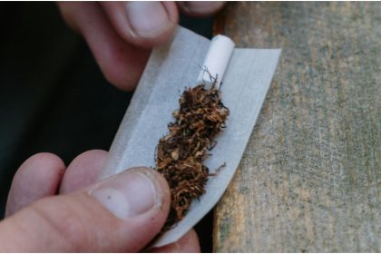 contrabanda printr o firma de curierat trei barbati din bucuresti si ilfov au fost retinuti dupa ce politistii au gasit aproape o tona de tutun la ei acasa 68349e627e9ca