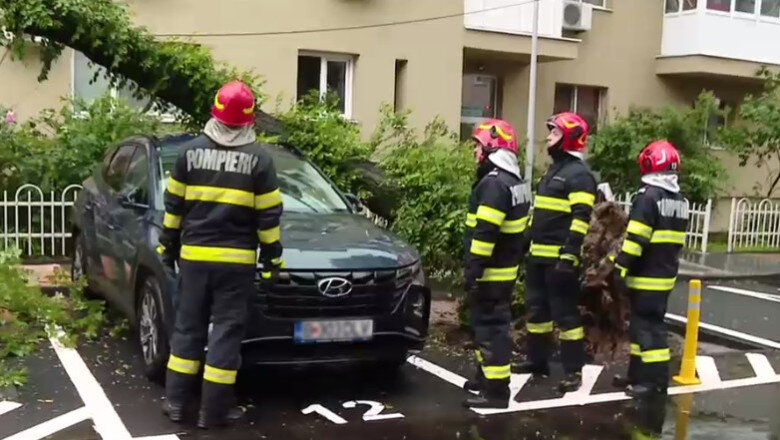 copac prabusit peste o masina in bucuresti mai multe strazi din capitala au fost acoperite de ape 6839d1a727b5f