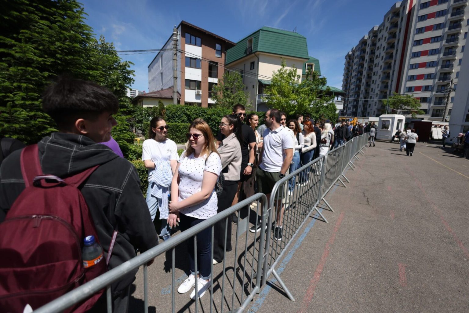 cozi la vot in regie studentii sunt incurajati sa mearga la celelalte sectii din apropiere 6829e6fc38da2