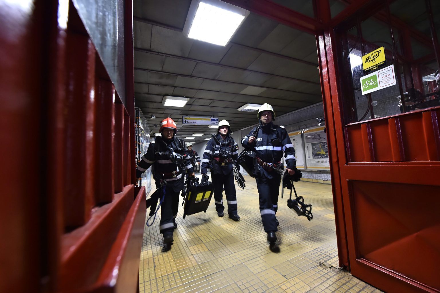 esential incendiu in tunel la metrou dimineanta pe magistrala 3 intre statiile gorjului si lujerului isu mai multi calatori au fost evacuati ca masura de precautie 682999b3c4eea