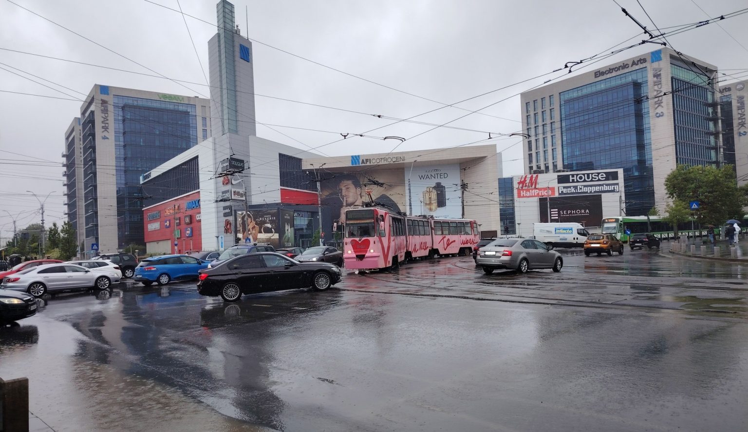 foto blocaj total la afi cotroceni dupa ce tramvaiul roz al iubirii a intepenit pe sine stb afectate sunt liniile 1 10 11 si 25 update 683448d9b1f35