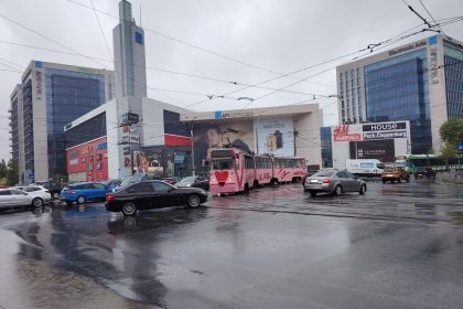 foto blocaj total la afi cotroceni dupa ce tramvaiul roz al iubirii a intepenit pe sine stb afectate sunt liniile 1 10 11 si 25 update 683448d9b1f35