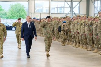 foto ilie bolojan in vizita la misiunea ue in bosnia si hertegovina el a vorbit despre rolul militarilor romani in sprijinirea securitatii 68287a0f88571