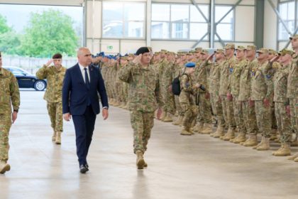 foto ilie bolojan in vizita la misiunea ue in bosnia si hertegovina el a vorbit despre rolul militarilor romani in sprijinirea securitatii 68287a0f88571