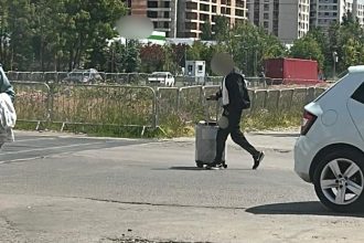 foto metoda pachetul din spania un barbat a fost prins de diicot in sectorul 6 cu un troler in care avea 2 kilograme de canabis 6825f3b52e888