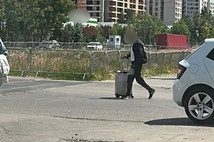 foto metoda pachetul din spania un barbat a fost prins de diicot in sectorul 6 cu un troler in care avea 2 kilograme de canabis 6825f3b52e888