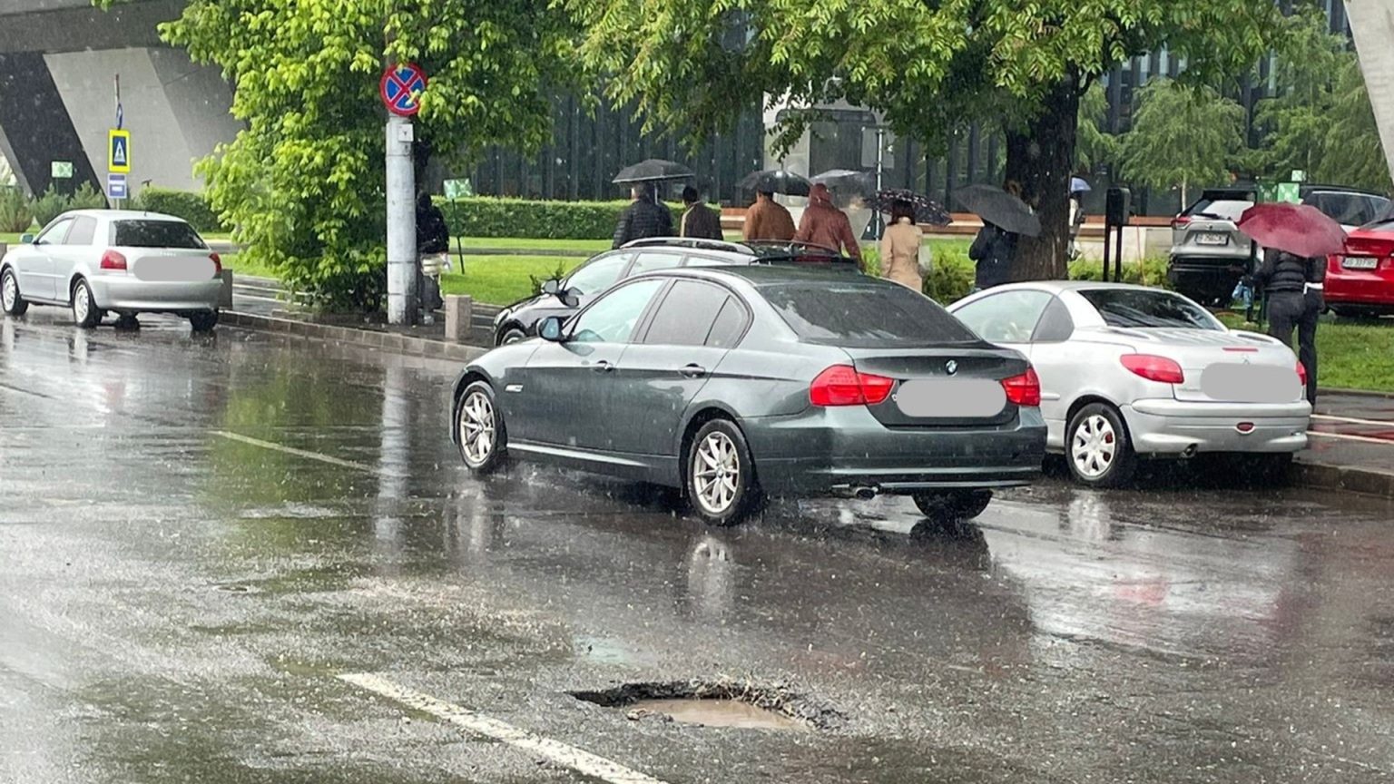 foto noutate groaznica pe bulevardul iuliu maniu cel mult incercat un crater imens se casca pe mijlocul soselei exact pe banda 2 pe sensul spre lujerului 683474337998f