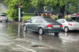 foto noutate groaznica pe bulevardul iuliu maniu cel mult incercat un crater imens se casca pe mijlocul soselei exact pe banda 2 pe sensul spre lujerului 683474337998f