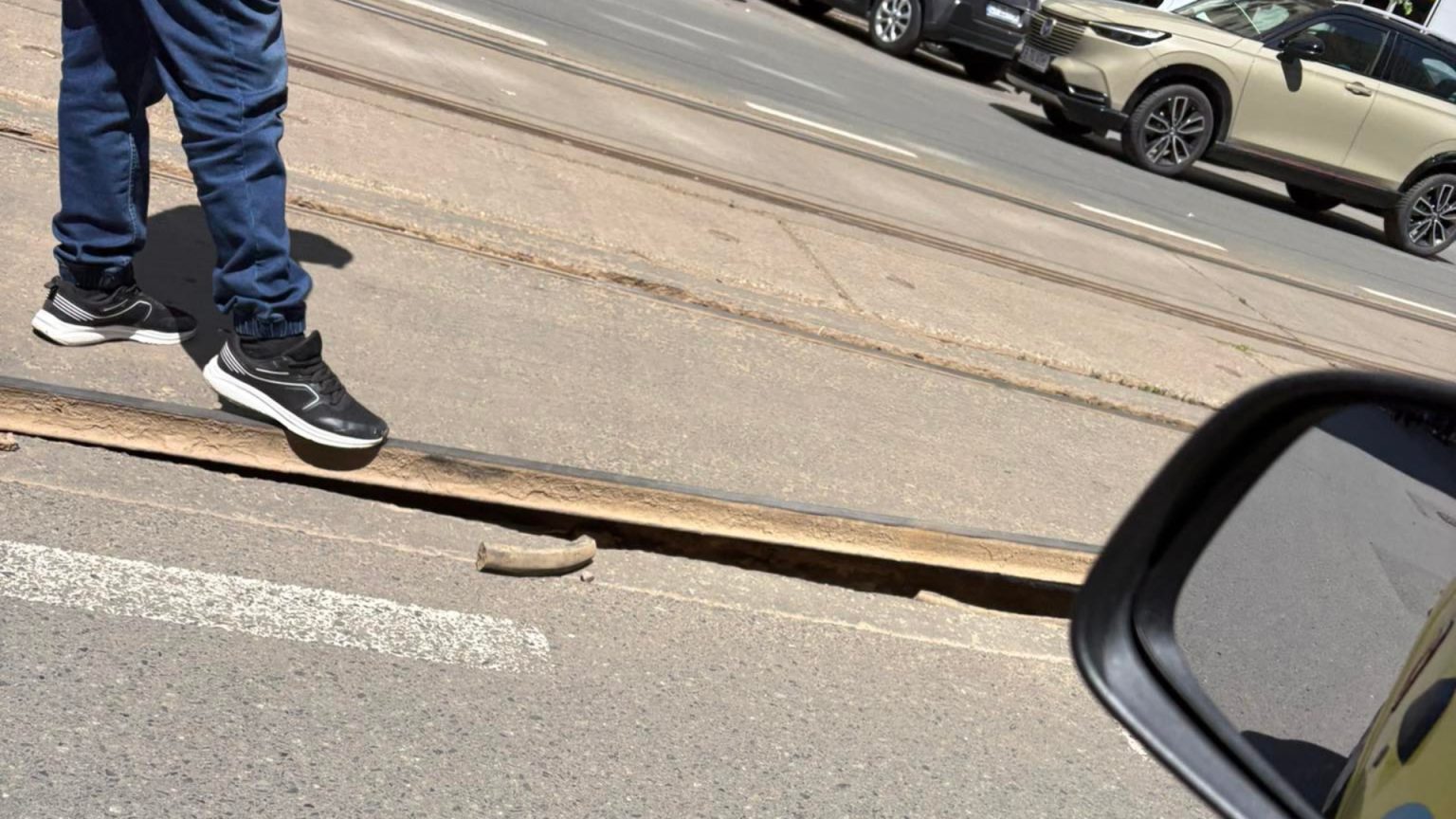 foto o sina de tramvai s a umflat si a fugit de pe traseu pe sos pantelimon spre mega mall infrastructura 0 spune cu naduf un bucurestean 682c9b9a8fc8a