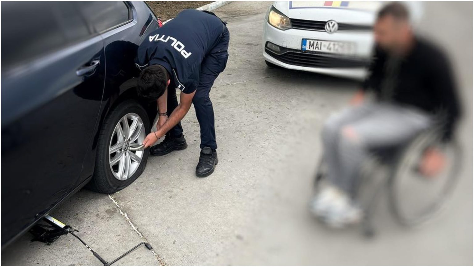 foto un sofer in mare necaz si un politist de pe a2 bucuresti constanta care ii sare in ajutor gesturi firesti care emotioneaza mii de oameni 68343ac574e41