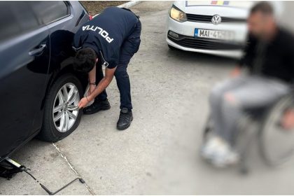 foto un sofer in mare necaz si un politist de pe a2 bucuresti constanta care ii sare in ajutor gesturi firesti care emotioneaza mii de oameni 68343ac574e41