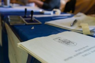 incident violent la o sectie de votare din franta o persoana ar fi fost lovita si scuipata de mai multi indivizi video 6829fee0ebda0