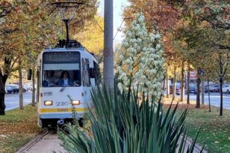 incredibil dar adevarat in orasul inundat tramvaiele 19 23 si 27 blocate in zona camil ressu liviu rebreanu din cauza baltilor stb se circula deviat 6839b32a4a809