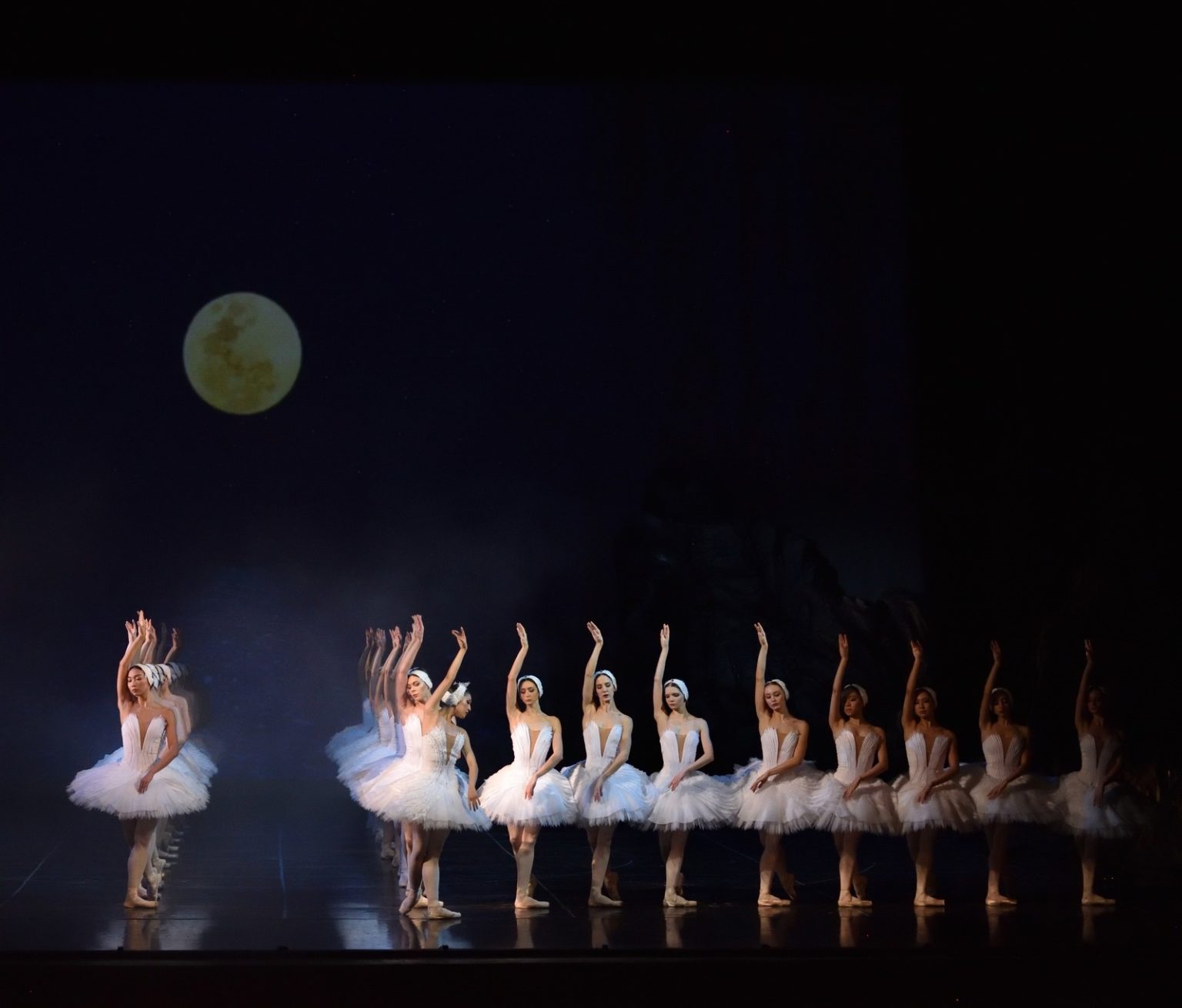 lacul lebedelor de ceaikovski cel mai indragit balet al tuturor timpurilor revine pe scena operei nationale bucuresti 682aef9cdcb64