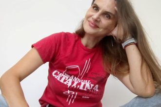 mari probleme de langa noi intr o singura carte scriitoarea catalina florescu lanseaza un volum despre traume si puterea vindecatoare a teatrului scris de femei 683721bb229fa