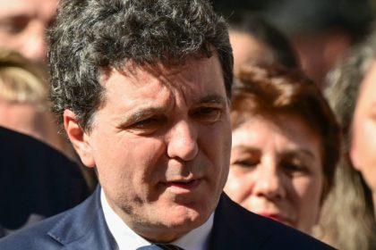 nicusor dan despre taierea banilor pentru partide eu sunt pentru dar sumele cele mai mari nu sunt acolo 682ff3bd46f23