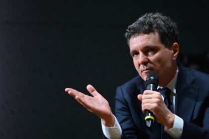 nicusor dan in fata studentilor in multe locuri statul este de la neglijent pana la capturat e nevoie de presiunea societatii 6831a0a38f34f