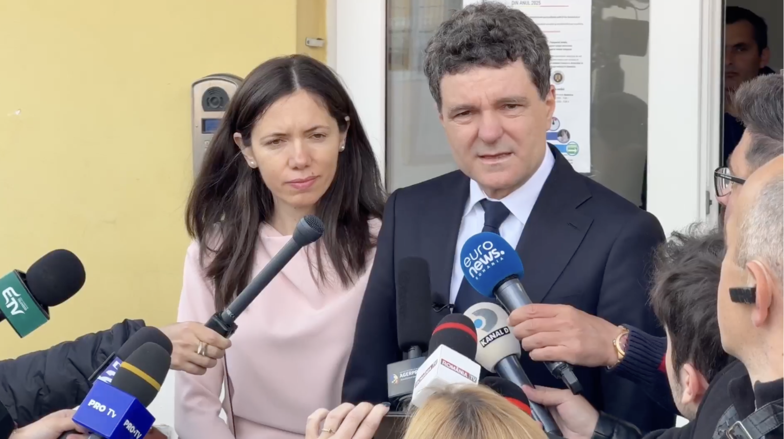 nicusor dan si partenera lui au votat in fagaras 6829805d0b597