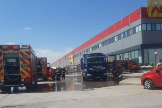 o masina a luat foc langa depozitul altex din dragomiresti deal ilfov pompierii intervin pentru stingerea focului 682f227f0fab7