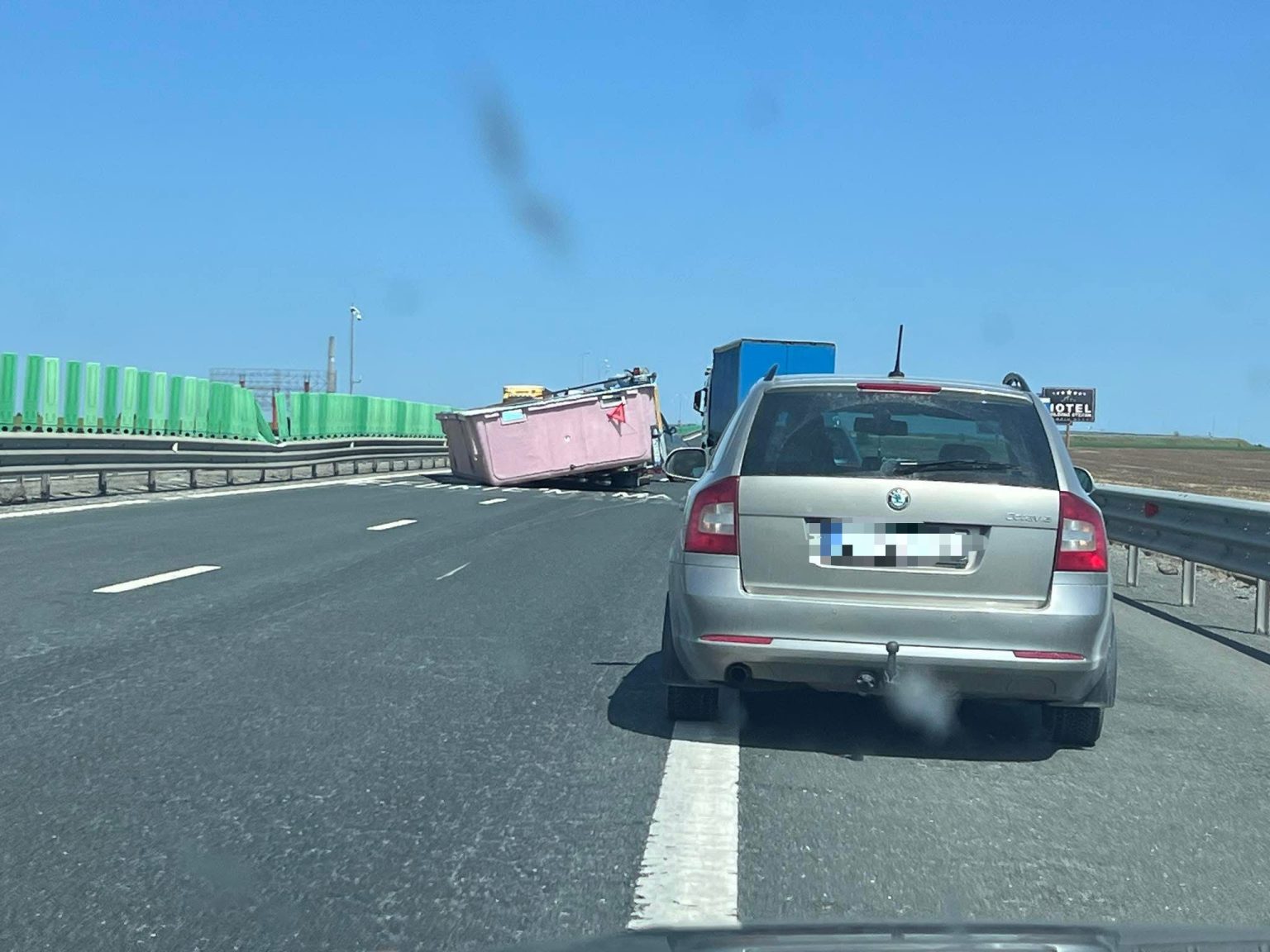 o remorca care transporta o piscina s a rasturnat pe autostrada a2 sensul bucuresti constanta centrul infotrafic se circula doar pe banda de urgenta 6825e5a288ea8