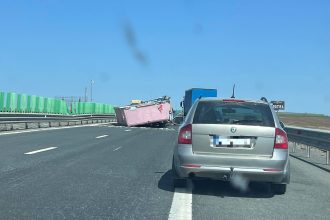 o remorca care transporta o piscina s a rasturnat pe autostrada a2 sensul bucuresti constanta centrul infotrafic se circula doar pe banda de urgenta 6825e5a288ea8