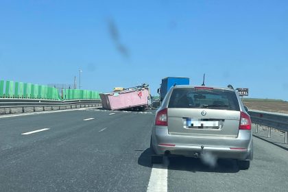 o remorca care transporta o piscina s a rasturnat pe autostrada a2 sensul bucuresti constanta centrul infotrafic se circula doar pe banda de urgenta 6825e5a288ea8