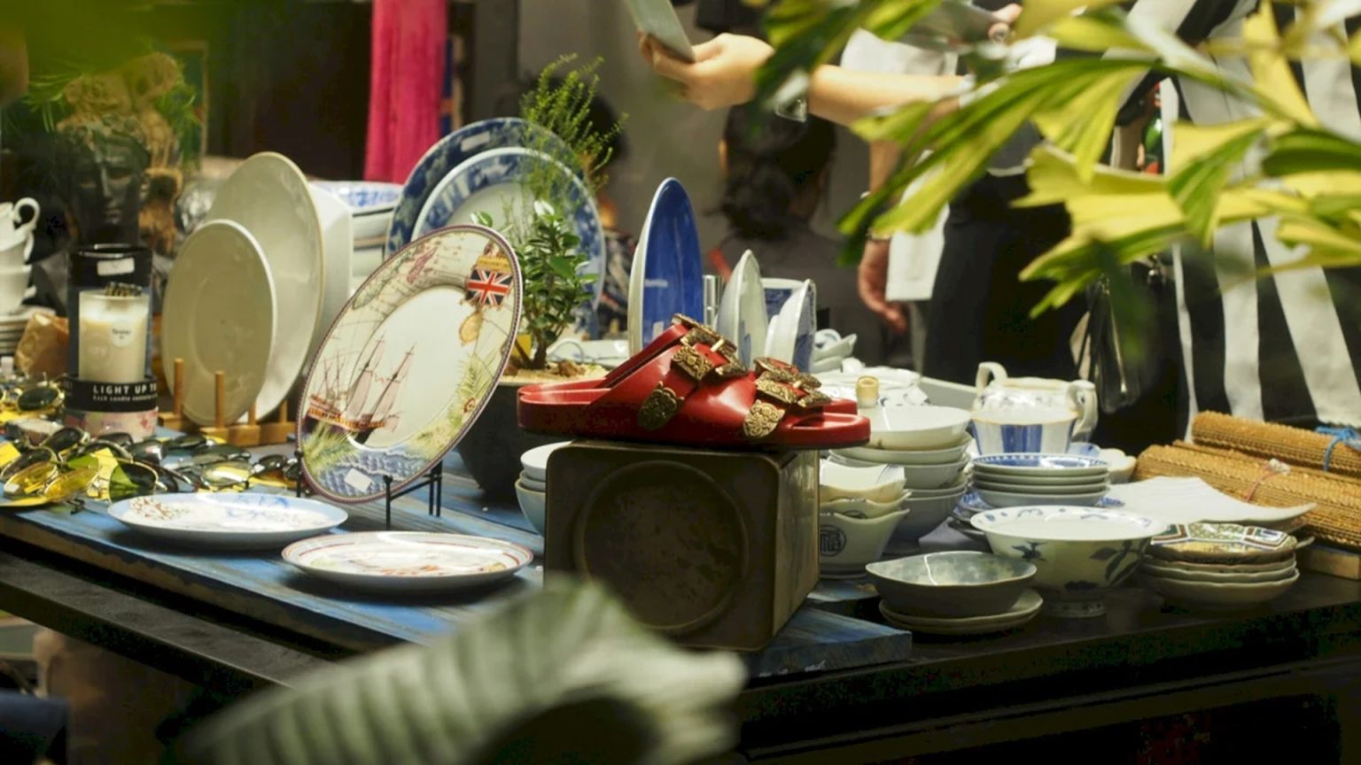 parcul obor gazduieste targul anticarilor de joi pana duminica aleile de langa primarie se transforma intr un muzeu in aer liber intrarea este gratuita 682da91e3ca1f