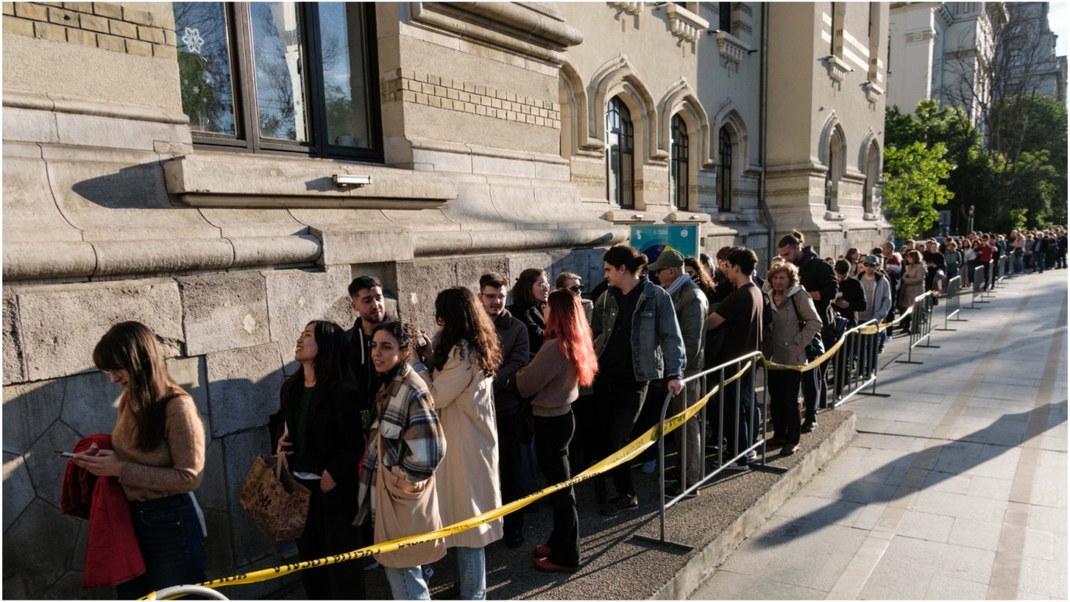 pici si adolescenti insotiti de parinti locul 1 in top fani noaptea muzeelor in bucuresti au fost mii de vizitatori dar nu la fel de multi ca anul trecut 6829c632355f6