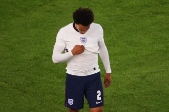 ridicarea trofeului premier league pe anfield cea mai frumoasa zi din viata lui alexander arnold 68346f38a0739