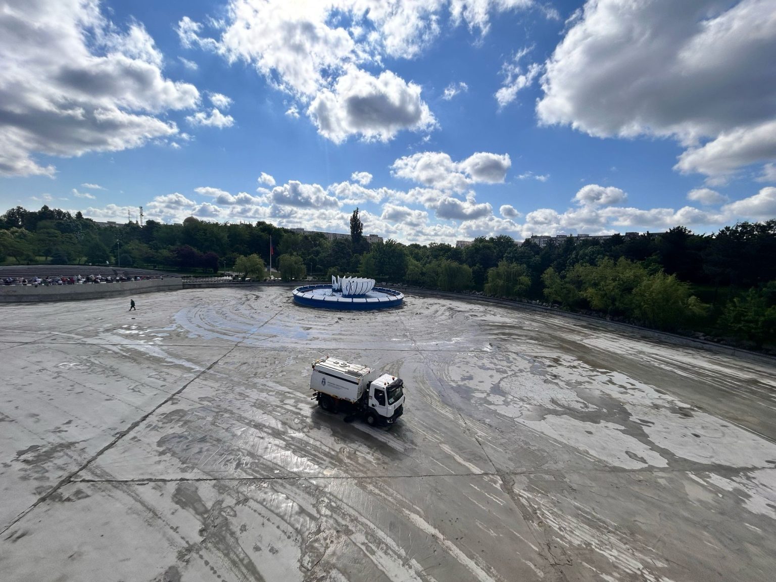 sector 6 lacul din parcul drumul taberei redevine lac administratia reumple cuva dupa festivalul sportiv din weekend 6825158a9ffbe