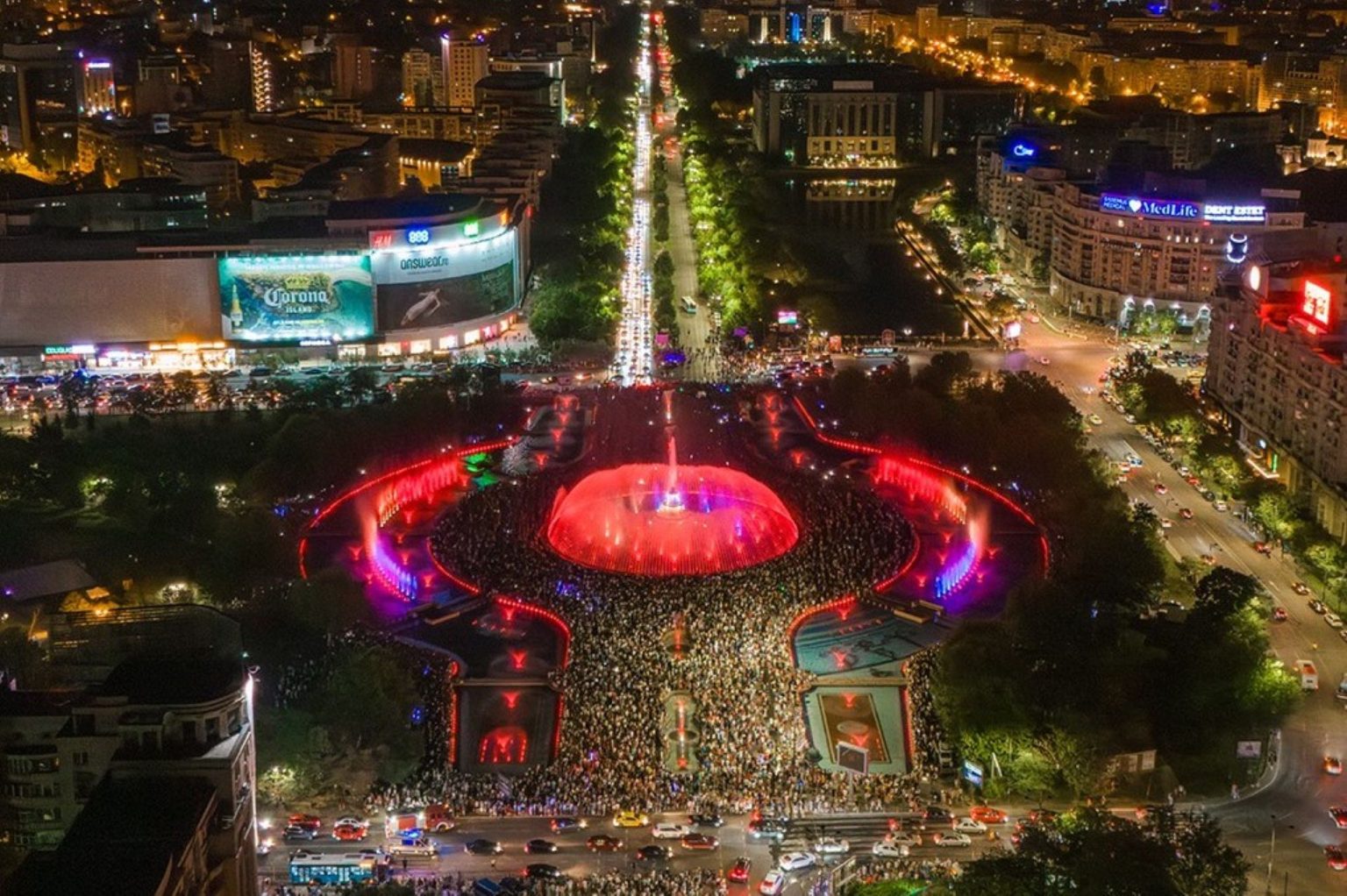 spectacolele simfonia apei revin in centrul bucurestiului la fantanile din piata unirii din 23 mai editia de anul acesta este dedicata lumii cinematografice 682c76144b678