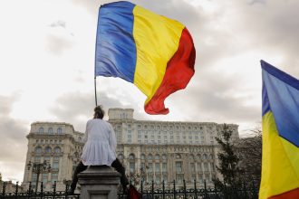 stegarul dac si a taiat bratara de supraveghere si a fost gasit de politisti pe o cladire din piata universitatii 682a1e1fb1700