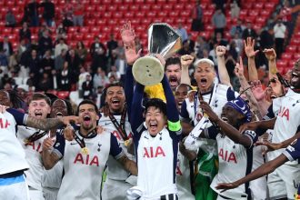tottenham va celebra castigarea europa league printr o parada in nordul londrei cu un autocar descoperit 682f223c48068