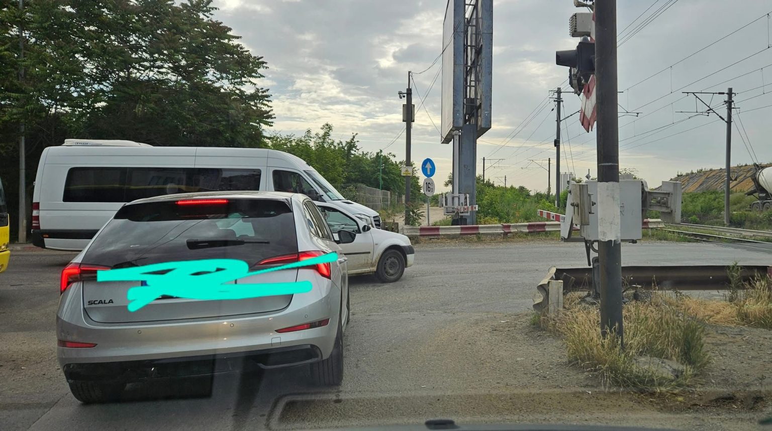 trafic alert bariera defecta la petricani pe sensul dinspre pipera spre fabrica de glucoza astept de o ora si inca nu s a rezolvat 682edb09bf078