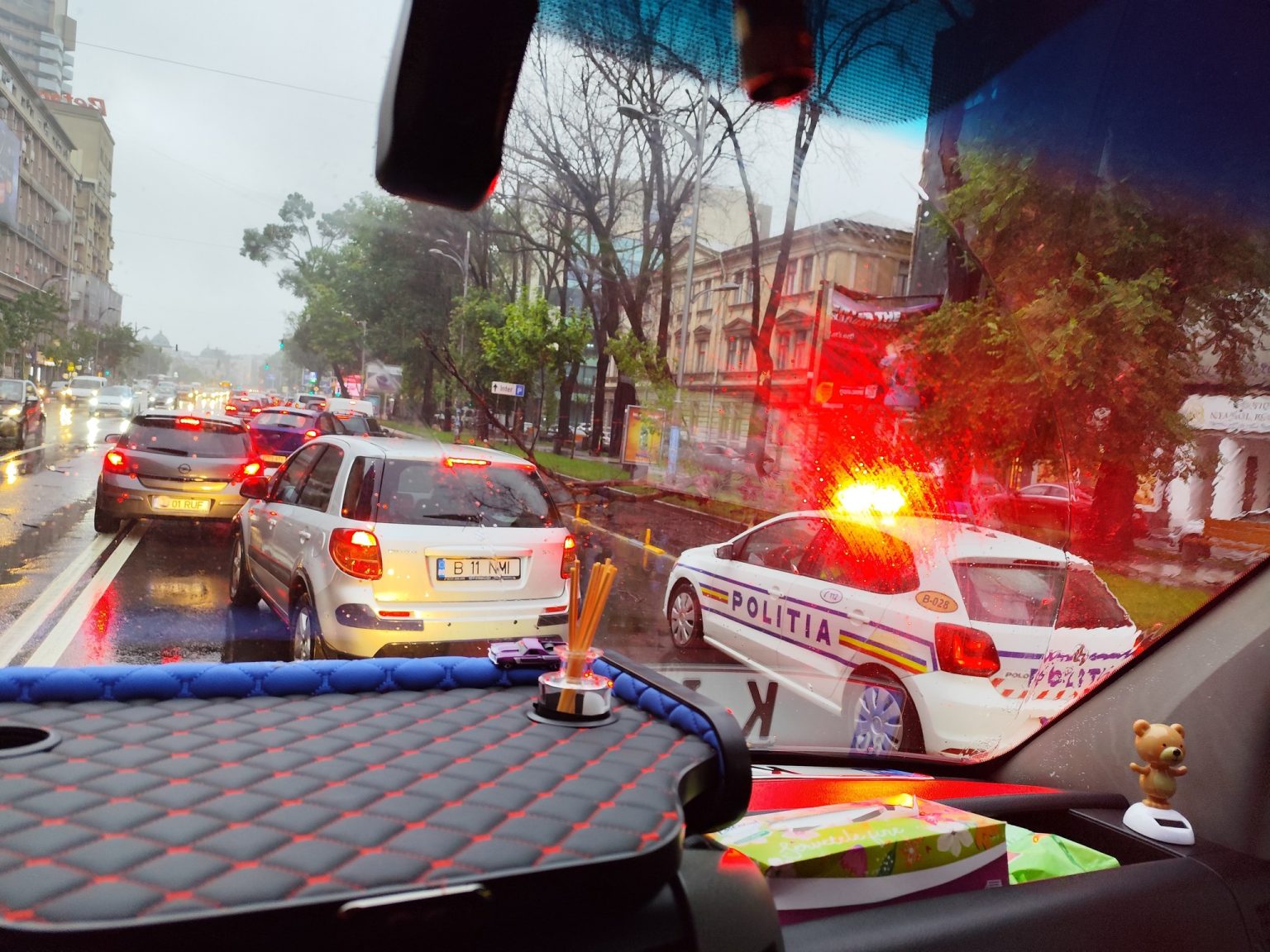 tramvaie blocate in dristor coloane de masini si ploaia care nu se mai opreste dimineata de luni cu trafic oribil nivel superior unlocked 6834016148ca9